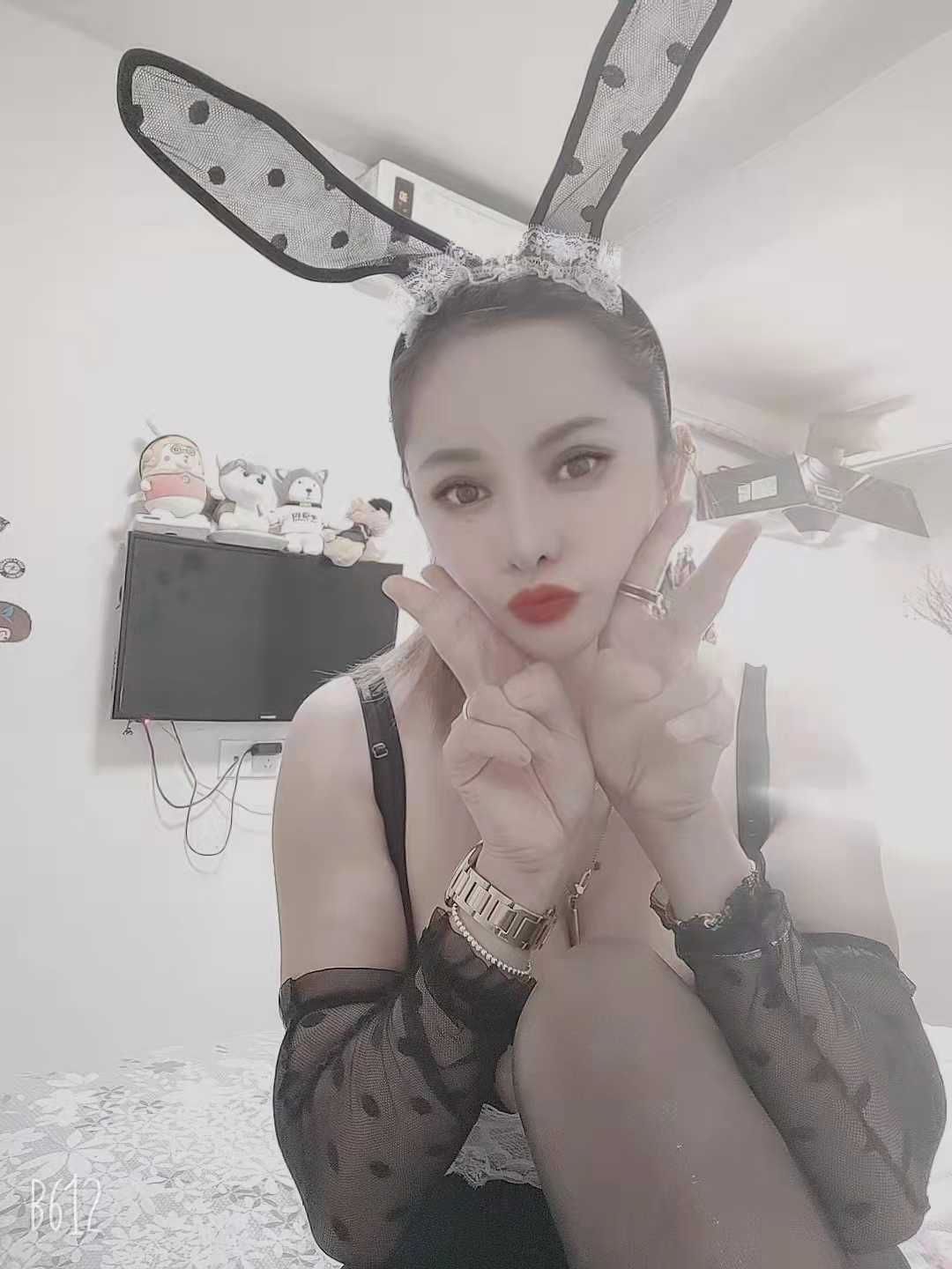 车灯硕大，超级性感，服务特别好的妹子