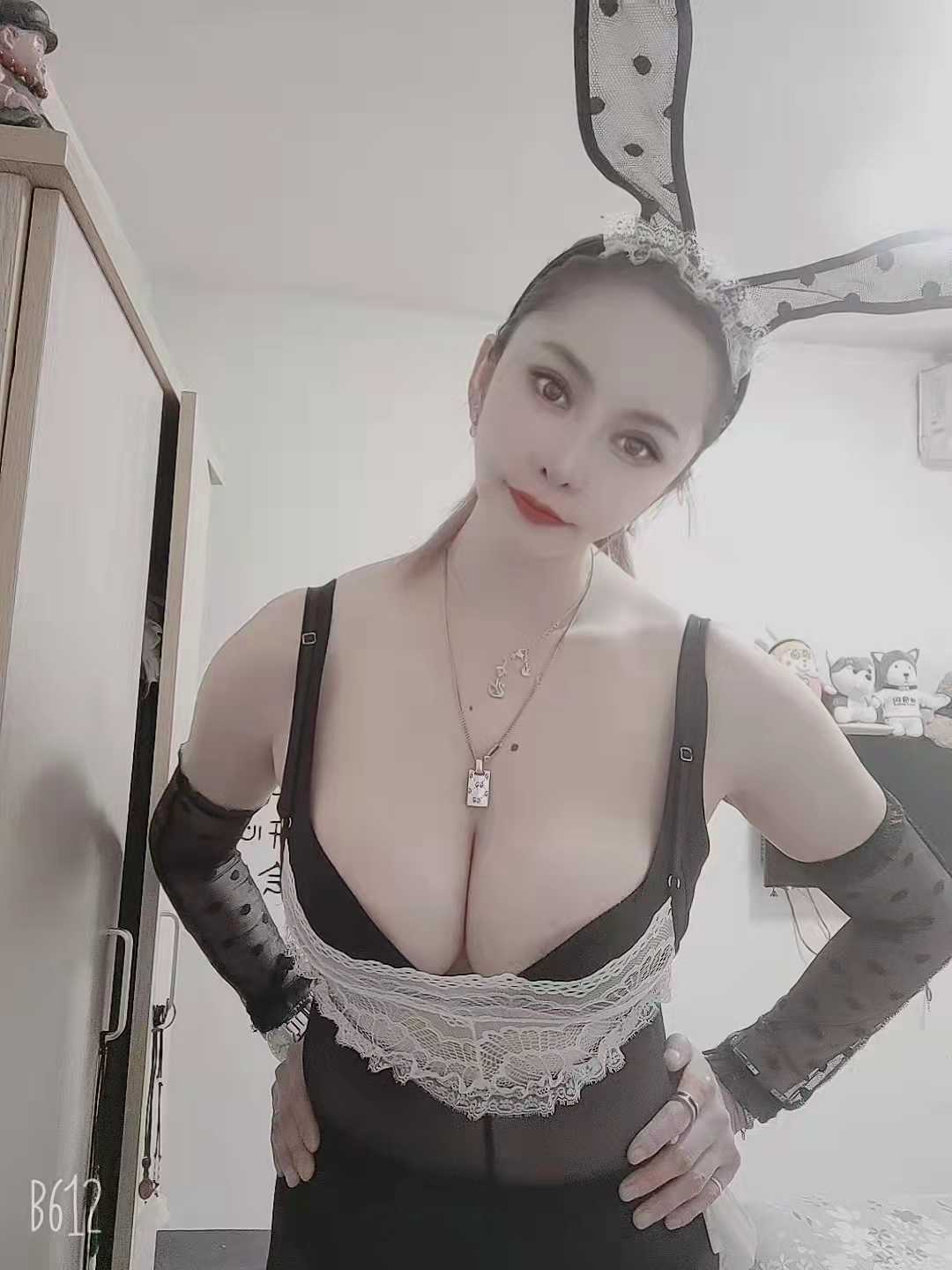 车灯硕大，超级性感，服务特别好的妹子