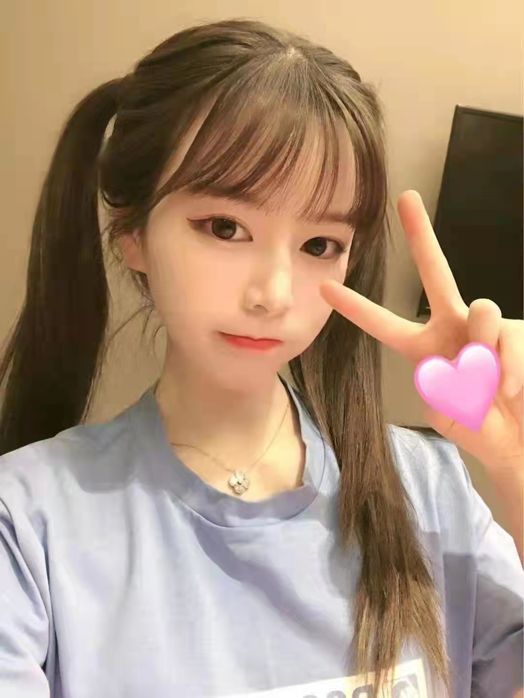 这个女孩是兼职，是个乖乖女