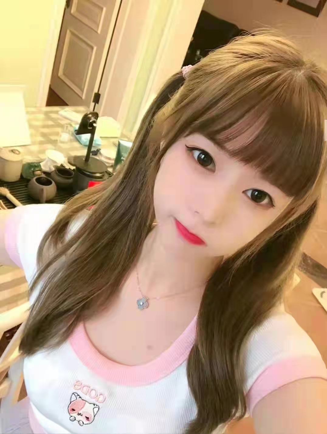 这个女孩是兼职，是个乖乖女