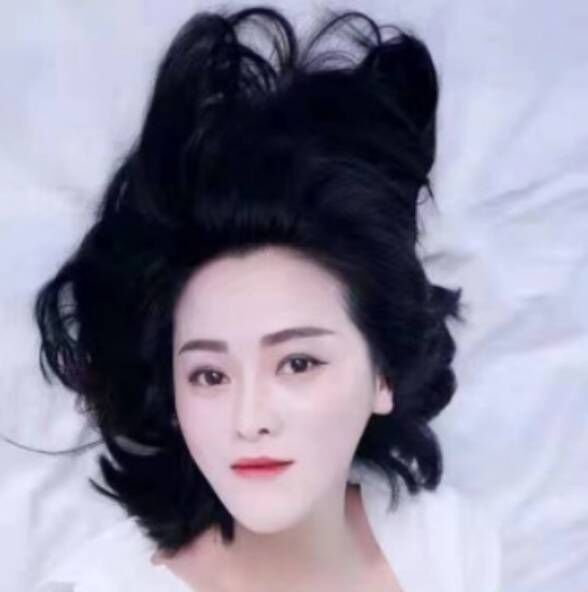 她那里有很多的制服可以选，还有婚服，服务很好