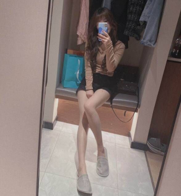 进门有惊喜，本人比照片好看，胸是天然的