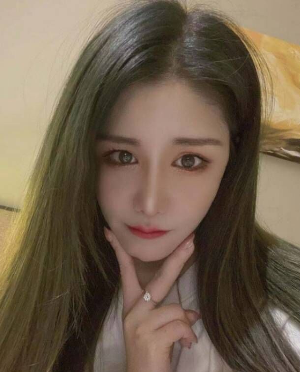 进门有惊喜，本人比照片好看，胸是天然的