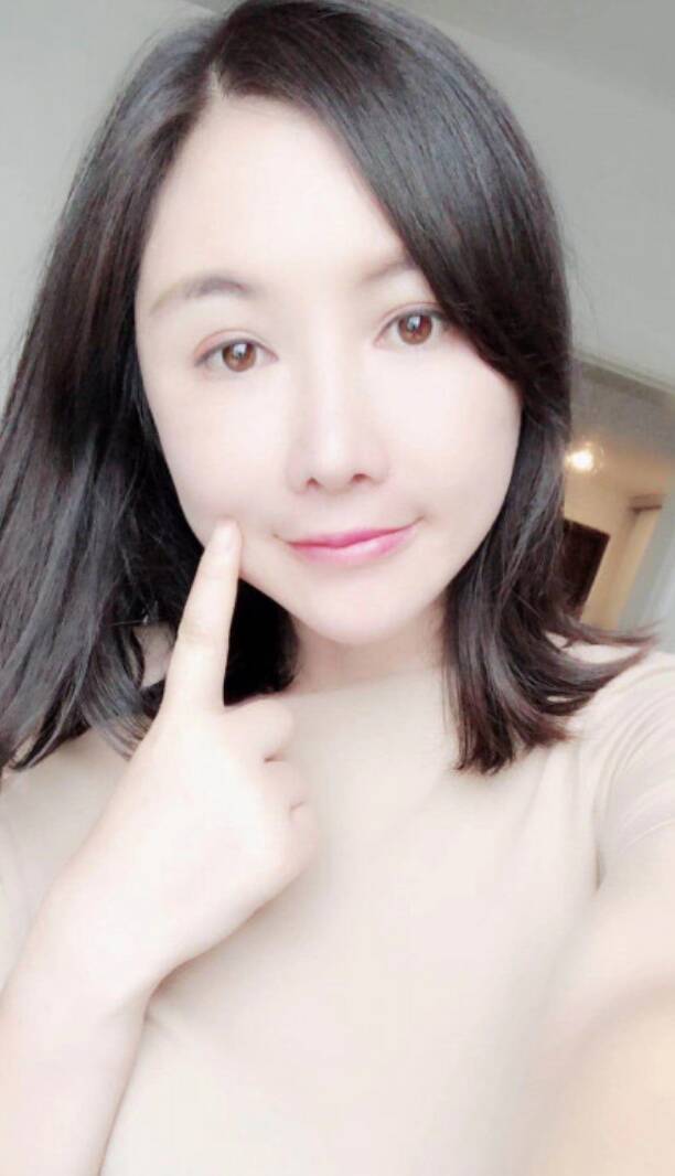 人美奶甜， 胸型很棒