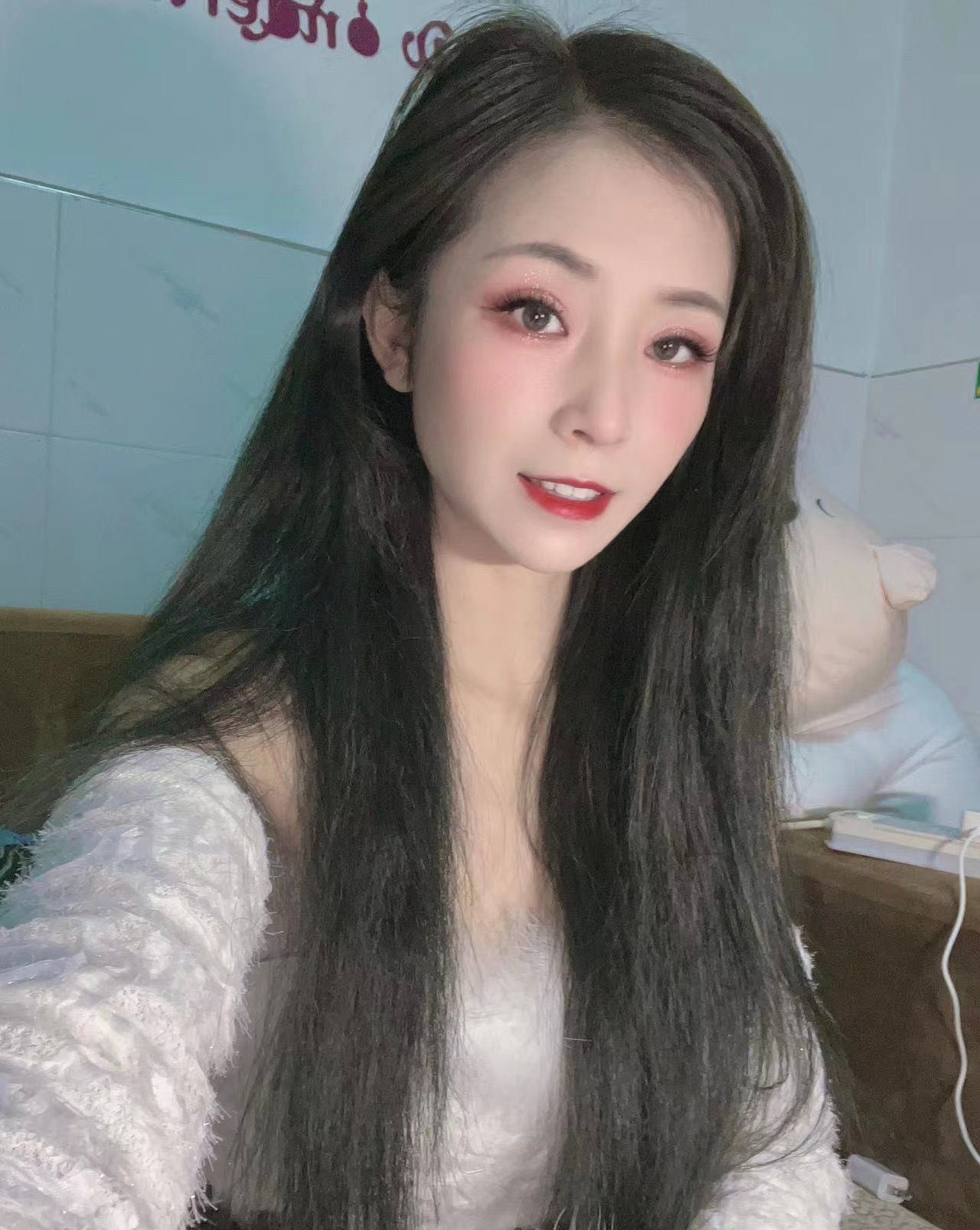 龙华诗诗少女，初次下海，兼职，本职工作是做化妆的