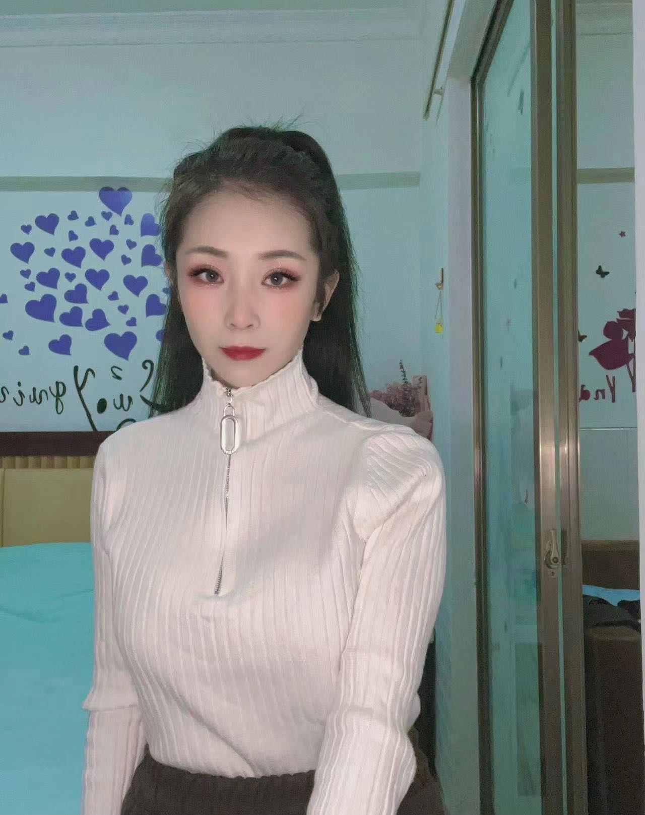 龙华诗诗少女，初次下海，兼职，本职工作是做化妆的