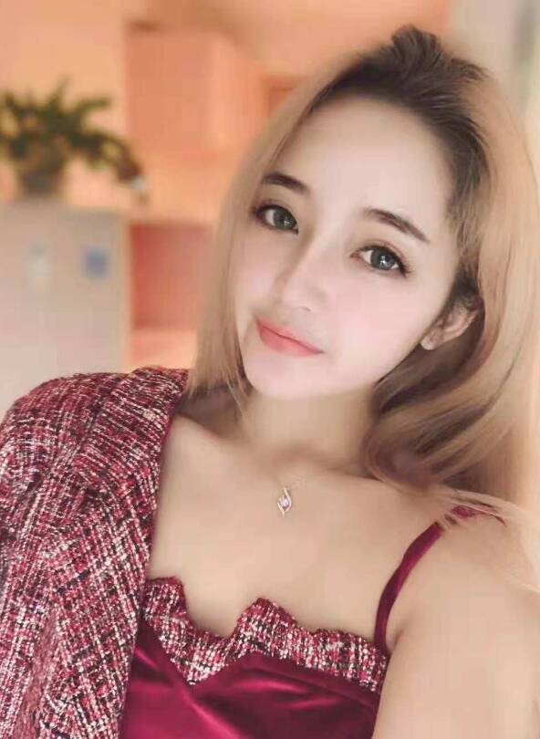 漂亮的兼职学生妹