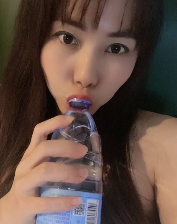 黑丝小美腿很诱人