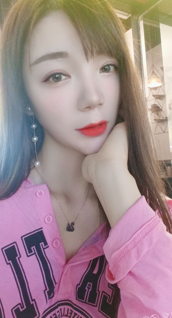 下面紧嫩的年轻妹子