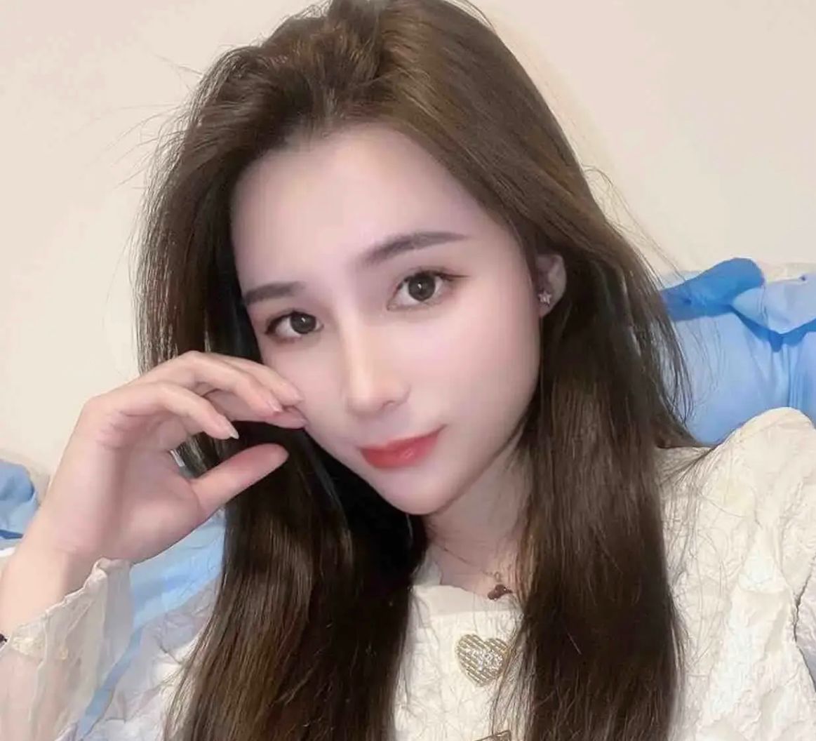 妹子很好很舒服，车灯超大