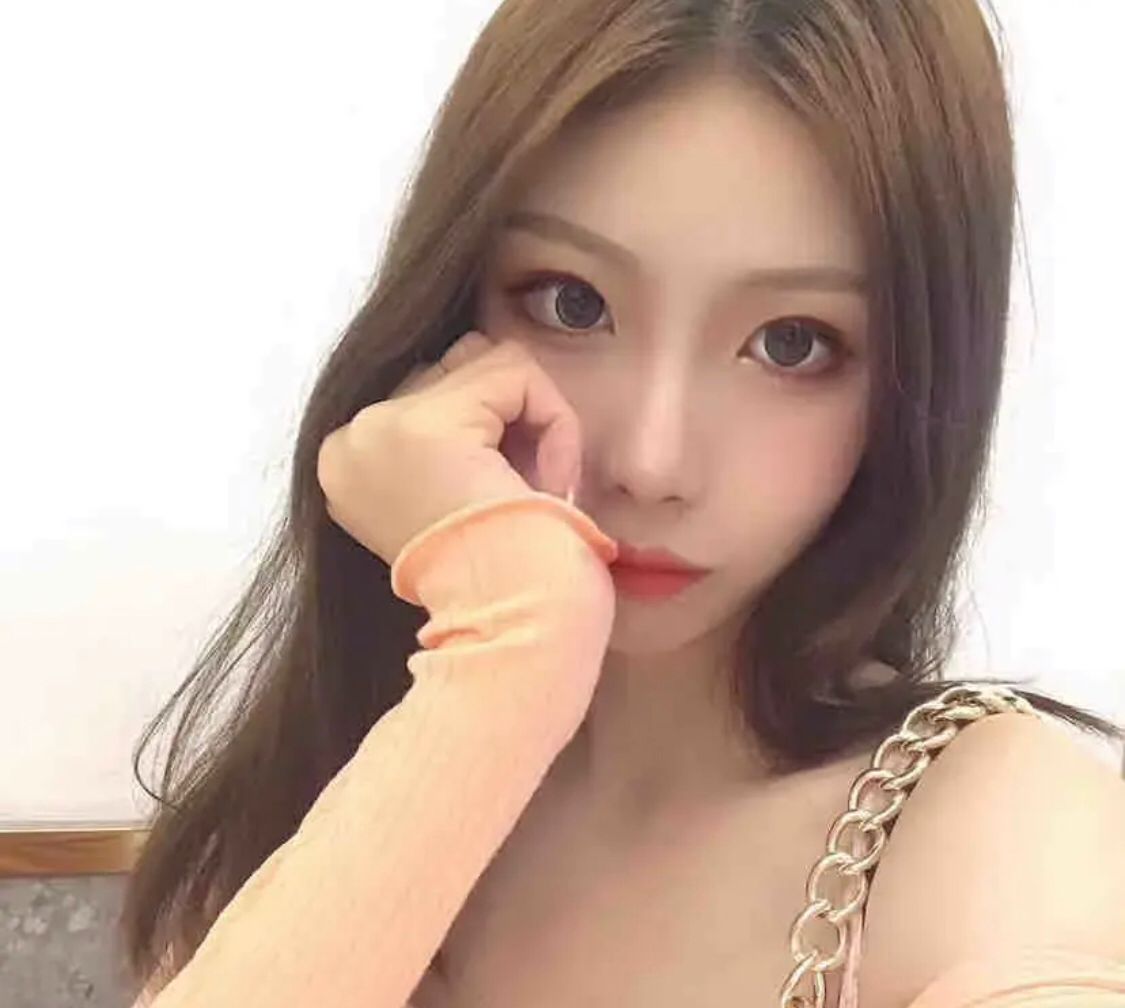 身材颜值很不错的学生妹