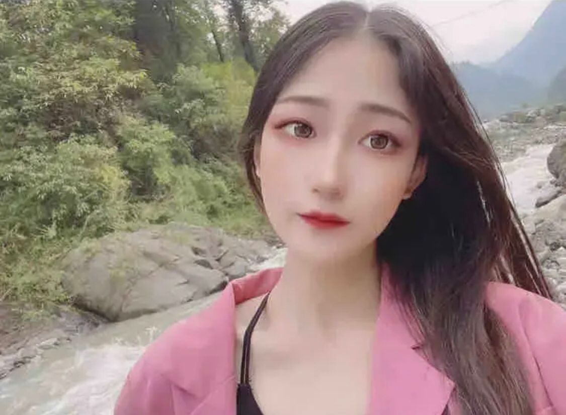 胸很大的一个妹子