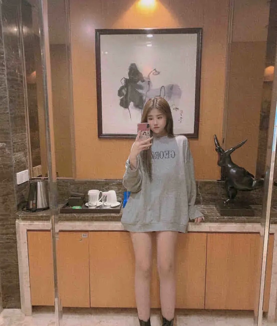 皮肤很白的妹子