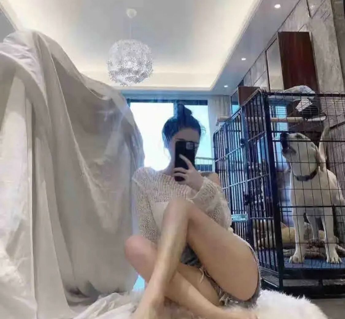 纹身不错的小妹子