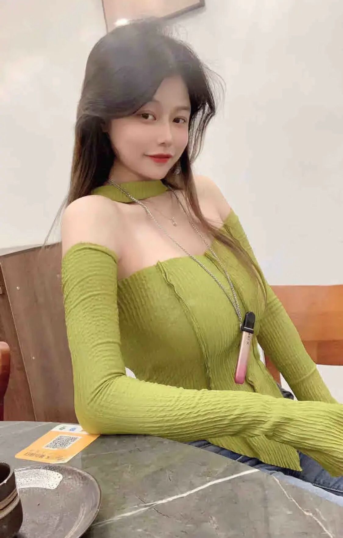 颜值身材皮肤都很顶的妹子