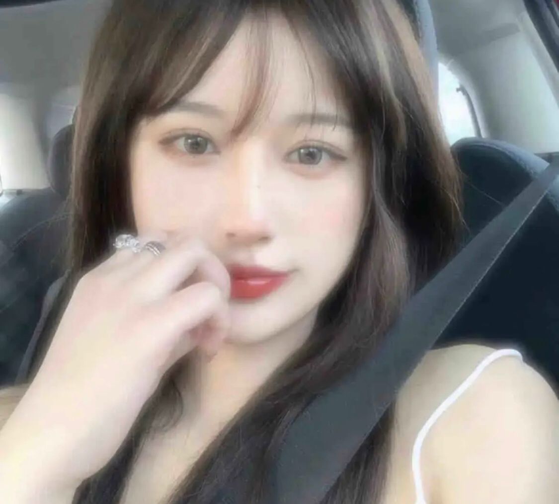 笑起来很甜的小姑娘