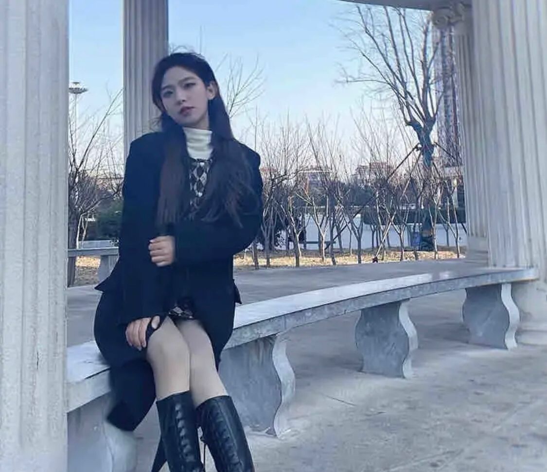 腿长奶大的尤物，青春战斗力巨强， she~吻好刺激