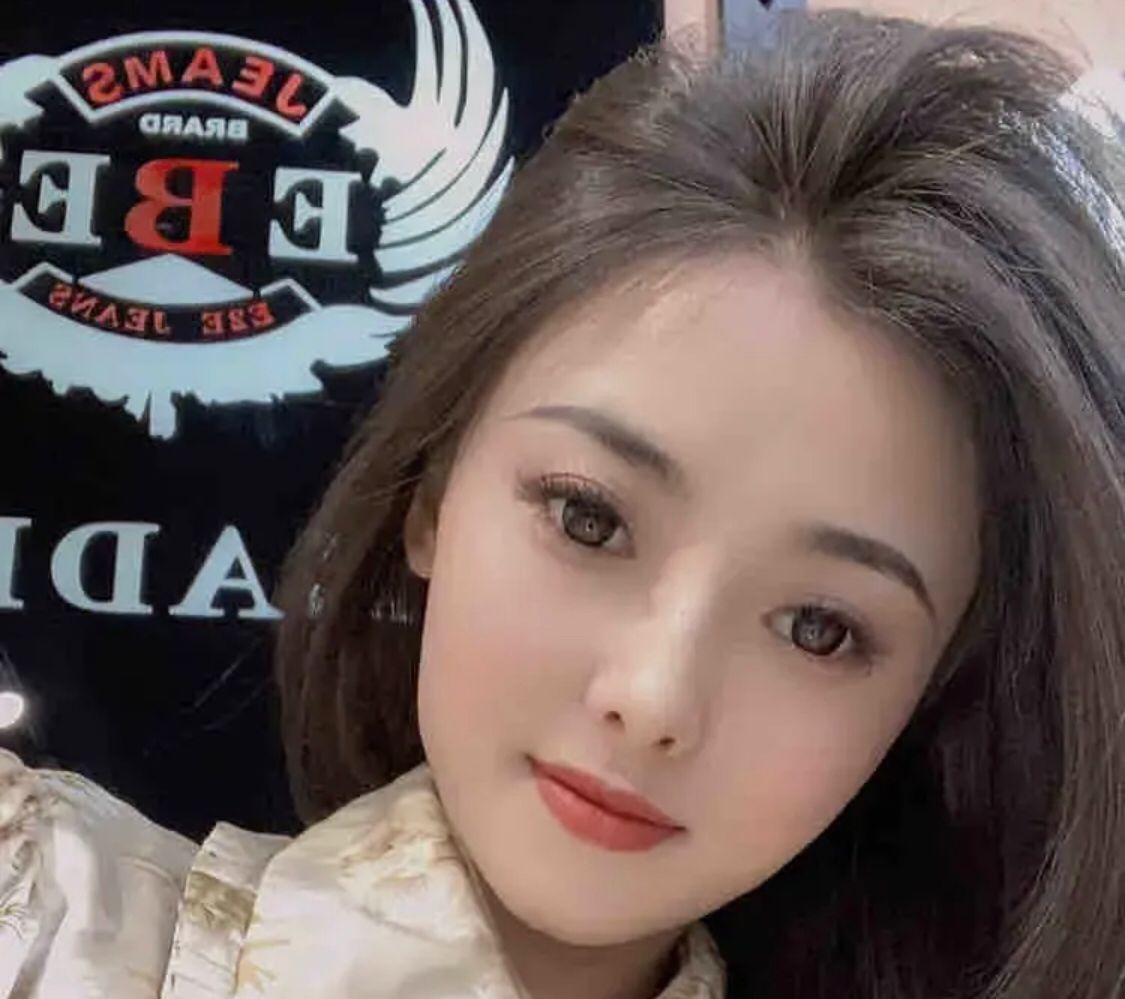 身材极品，高颜值御姐范儿美女