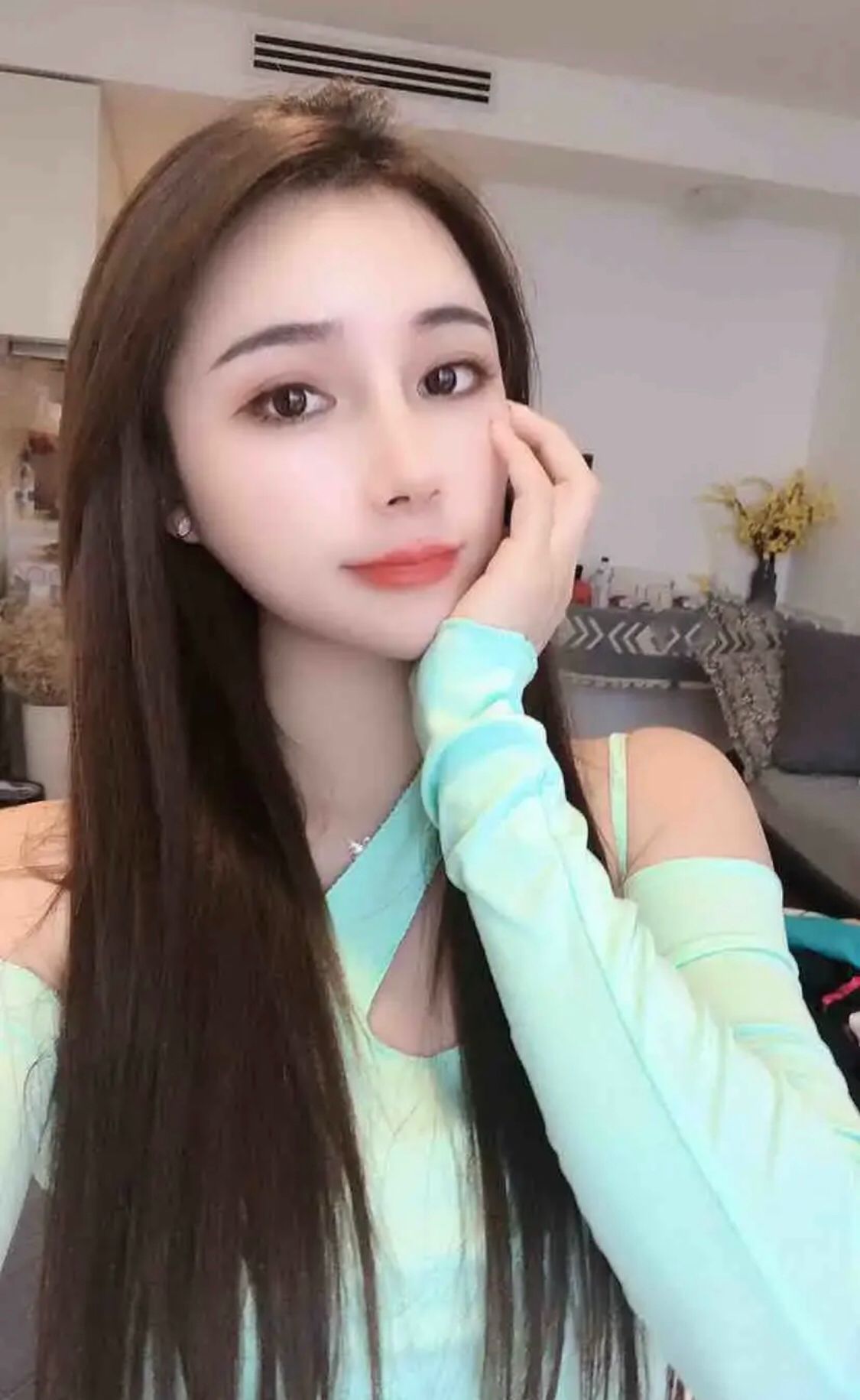 小鸟依人的妹子