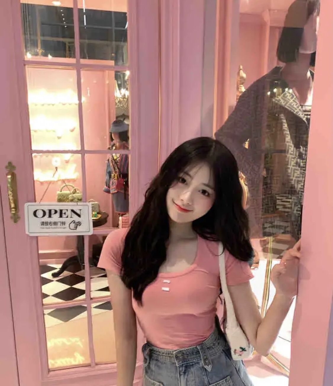 很健谈的小女孩