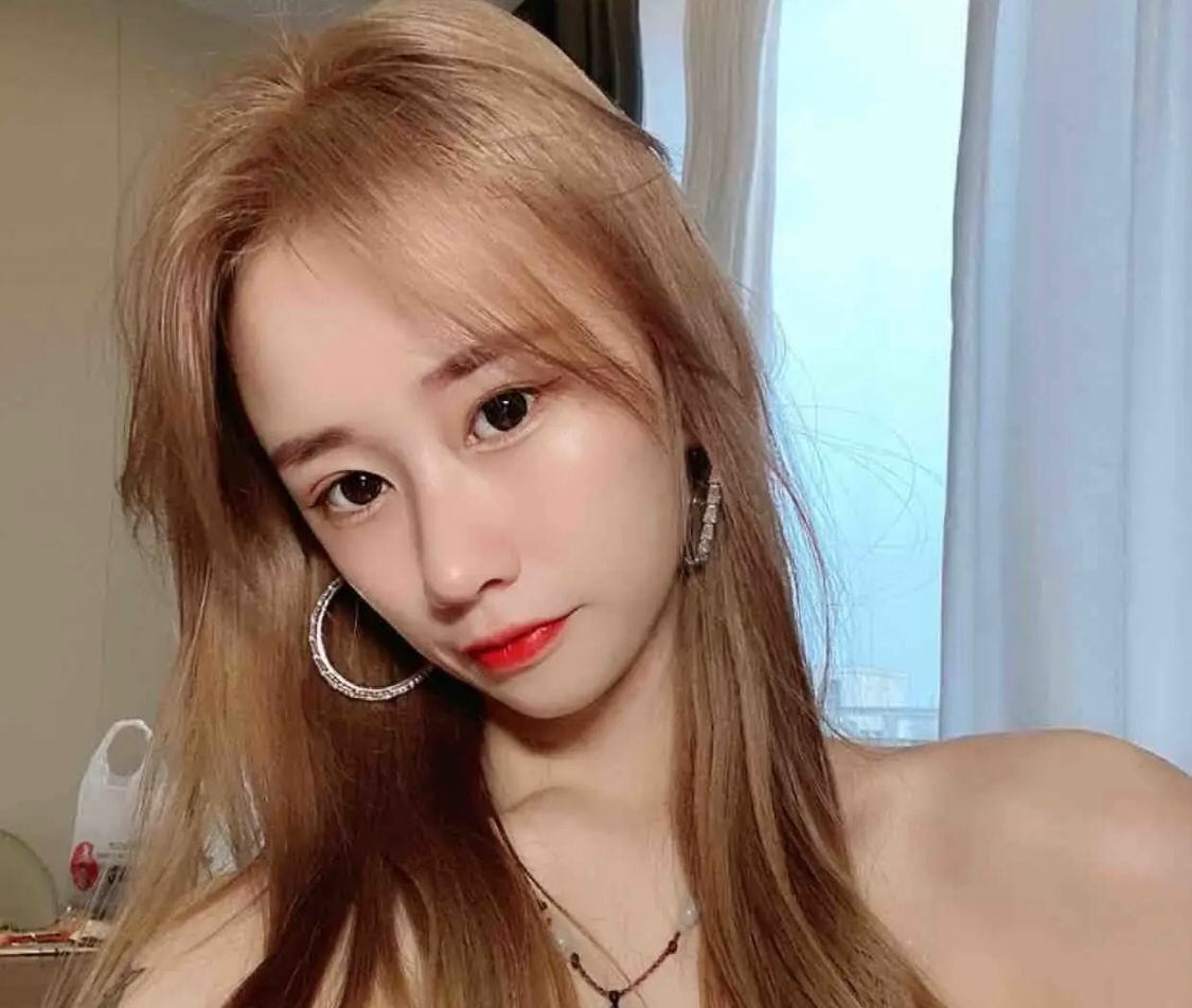 有纹身的大胸妹子