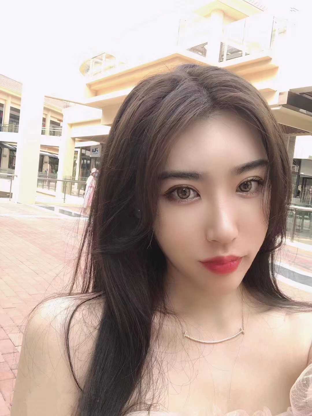 一个性感长腿妹子，喜欢玩腿的喜欢服务的可以去