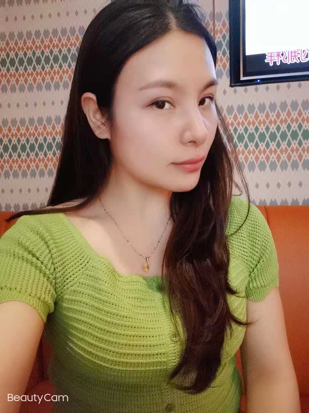 温柔的小姐姐，话不多，但很亲切