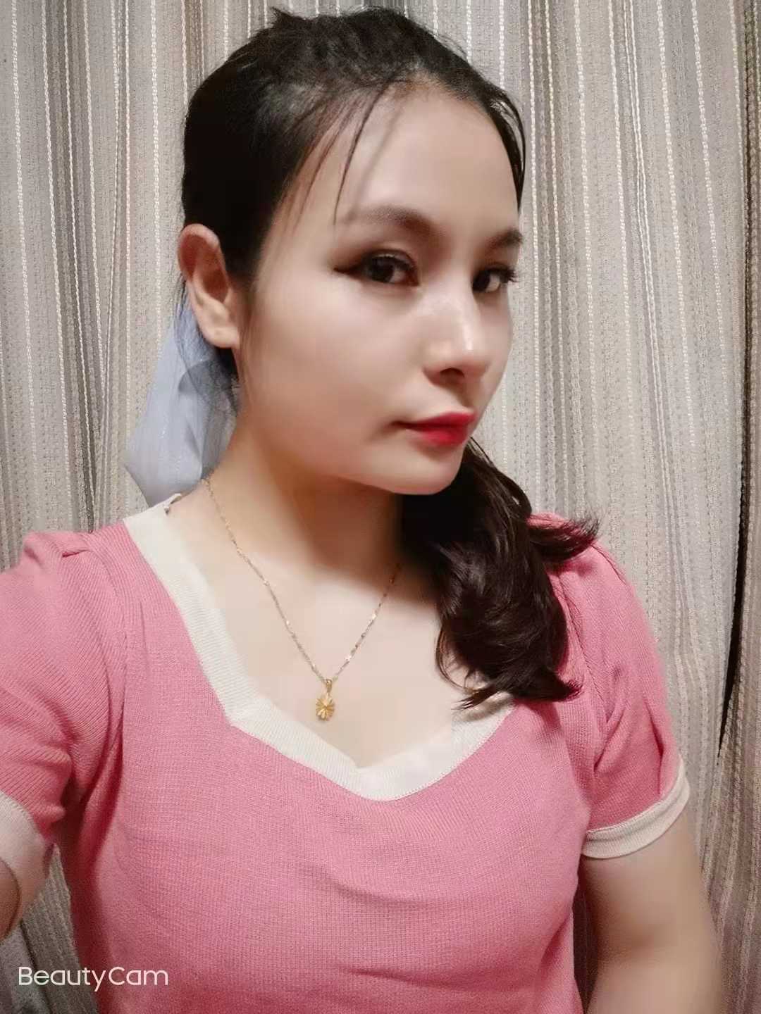 温柔的小姐姐，话不多，但很亲切