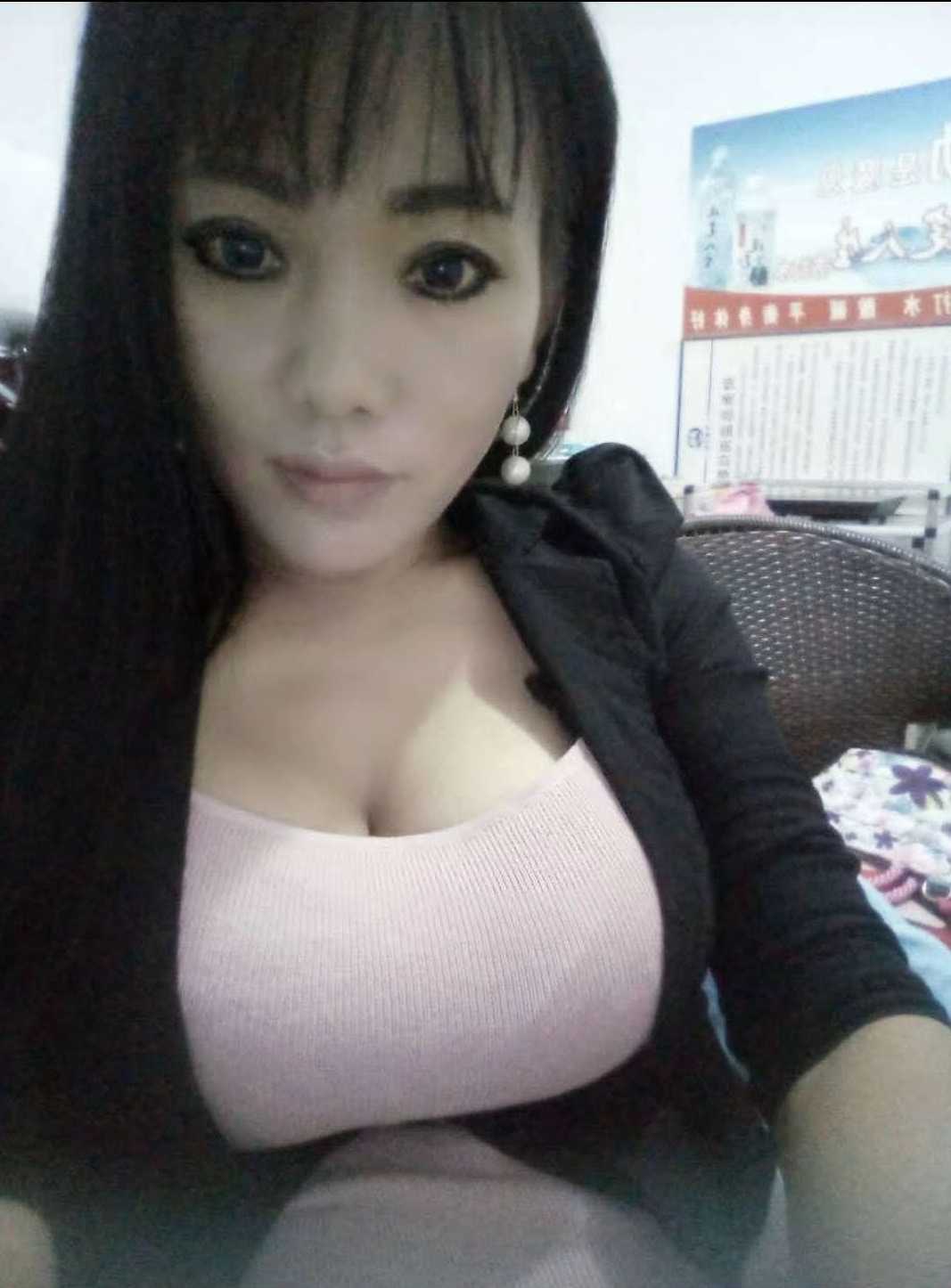 大胸少妇，长相一般，但是服务态度很好，最关键的胸大