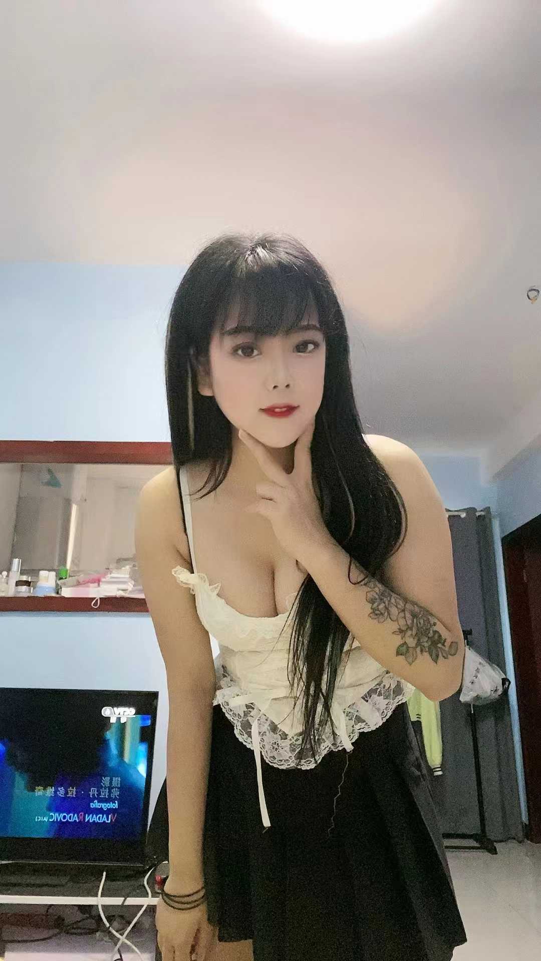 大奶纹身小妹儿