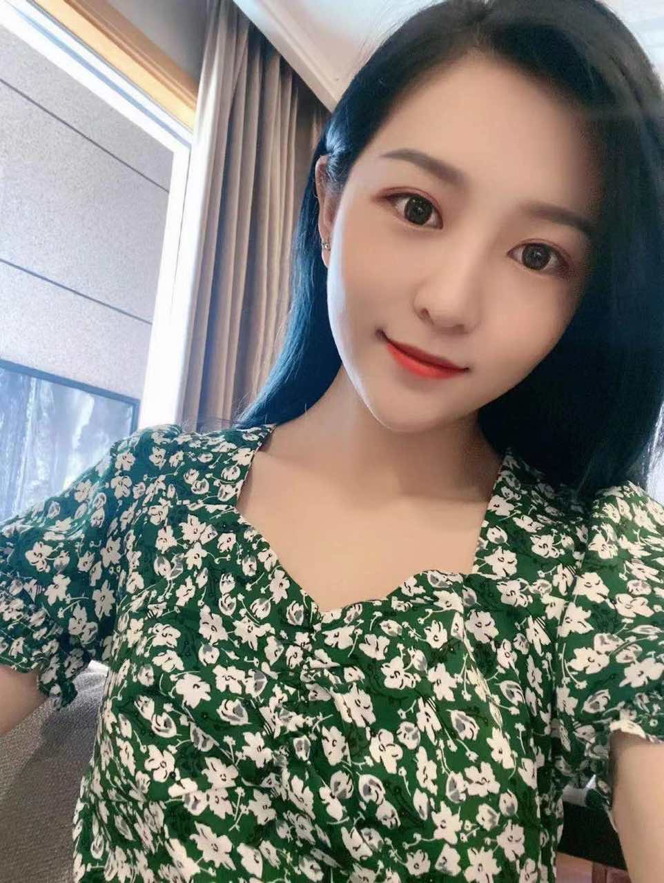 身材超棒的小姐姐，皮肤嫩嫩的