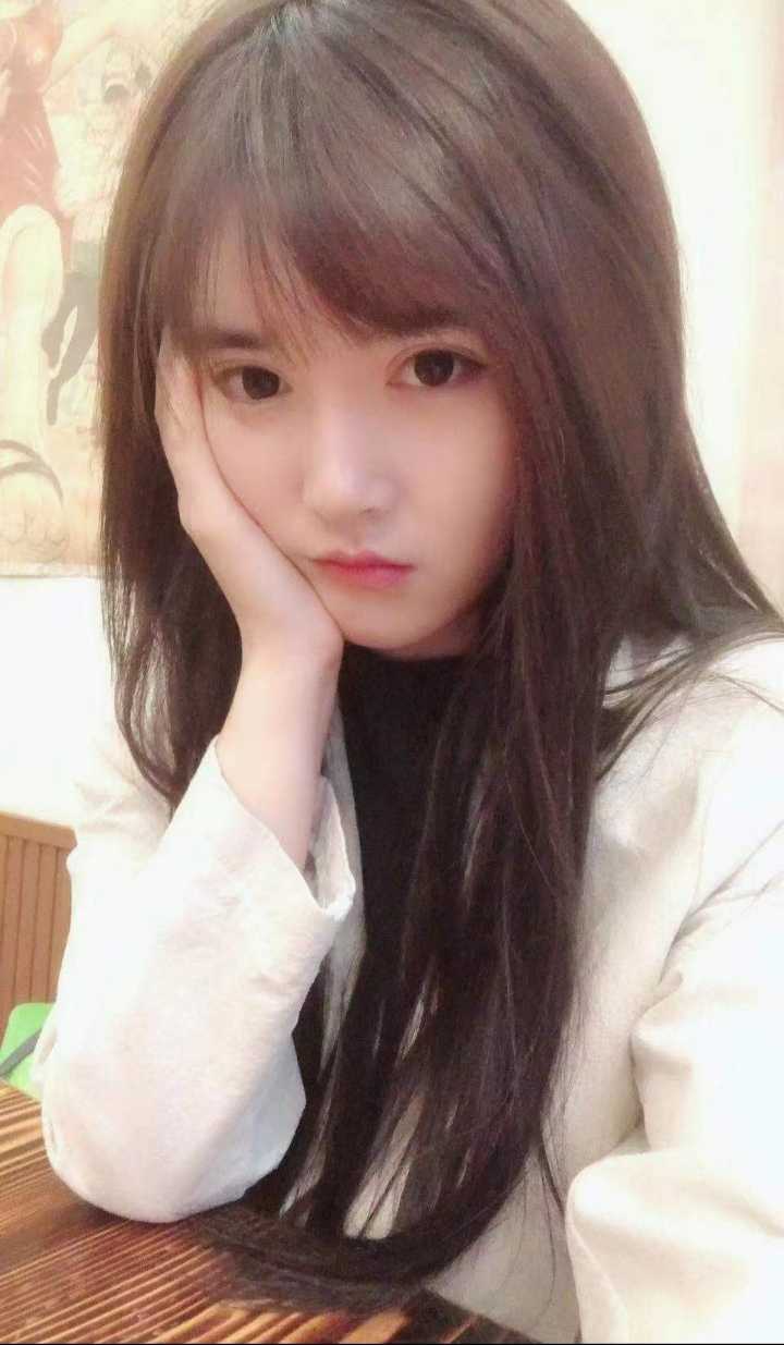 大眼大胸美女小姐姐