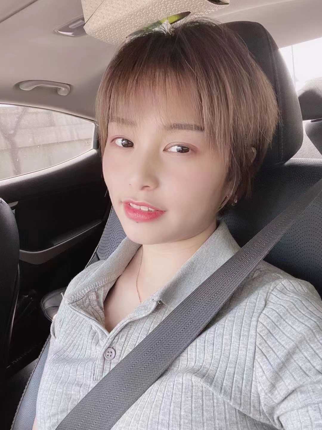 短发美女小妹妹