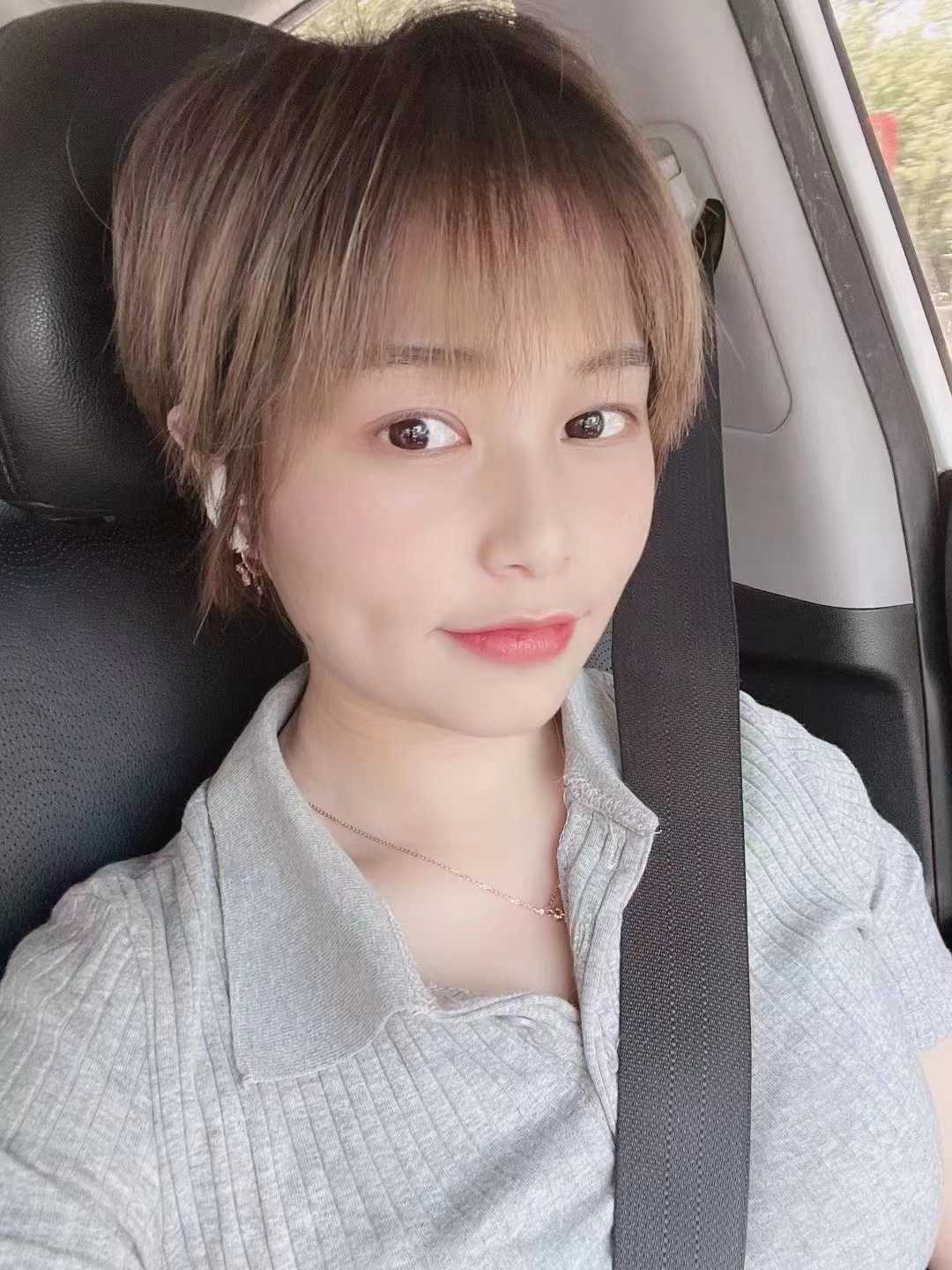 短发美女小妹妹