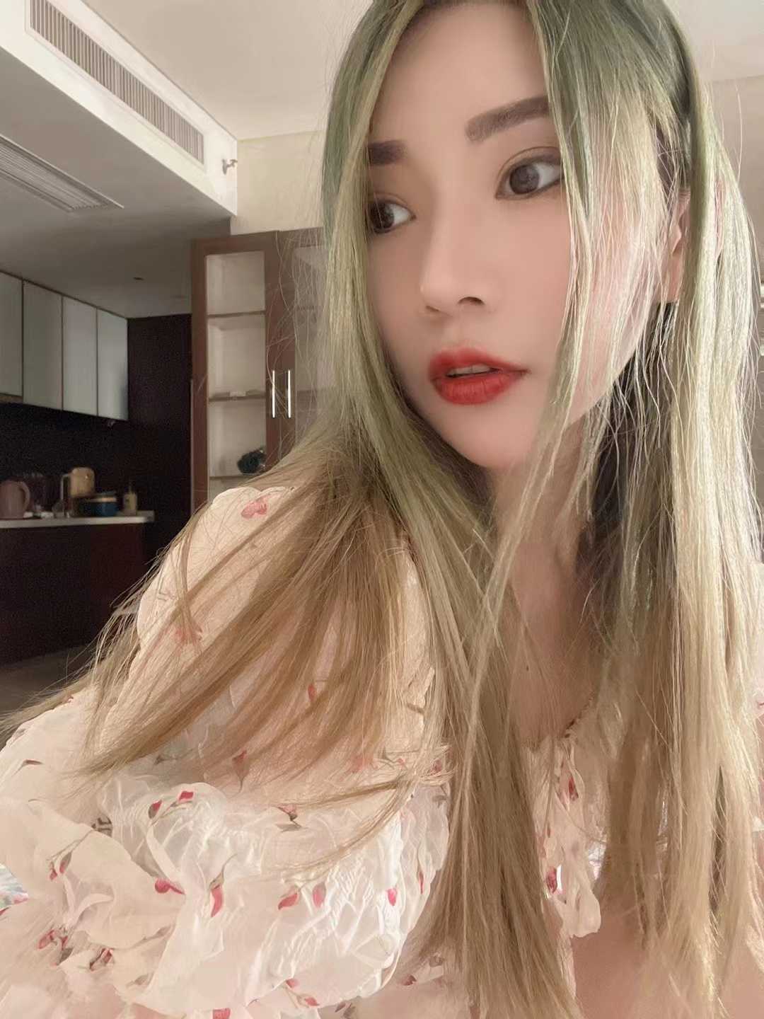 美艳动人的妹子