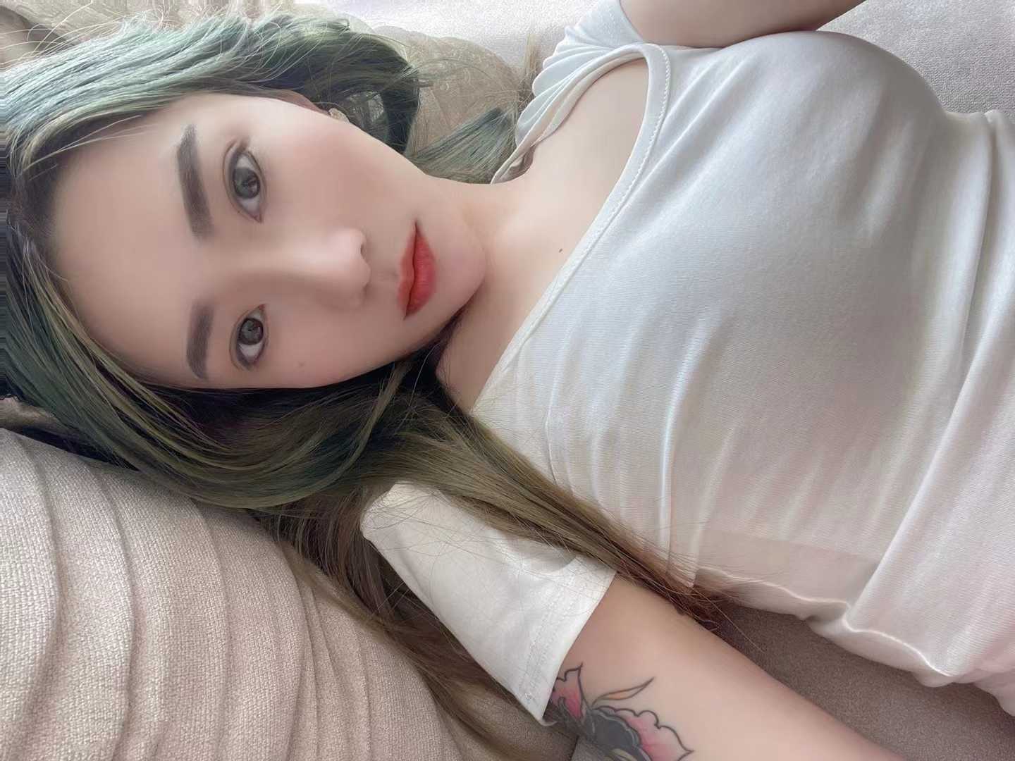 美艳动人的妹子