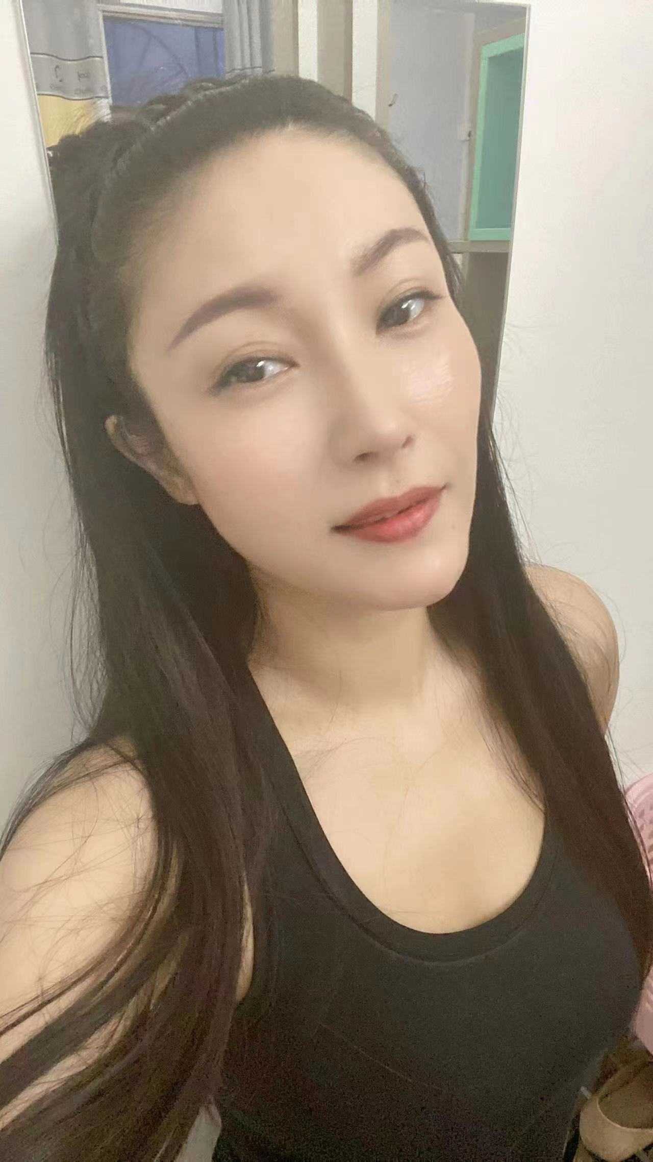 姿势很多的性感少妇