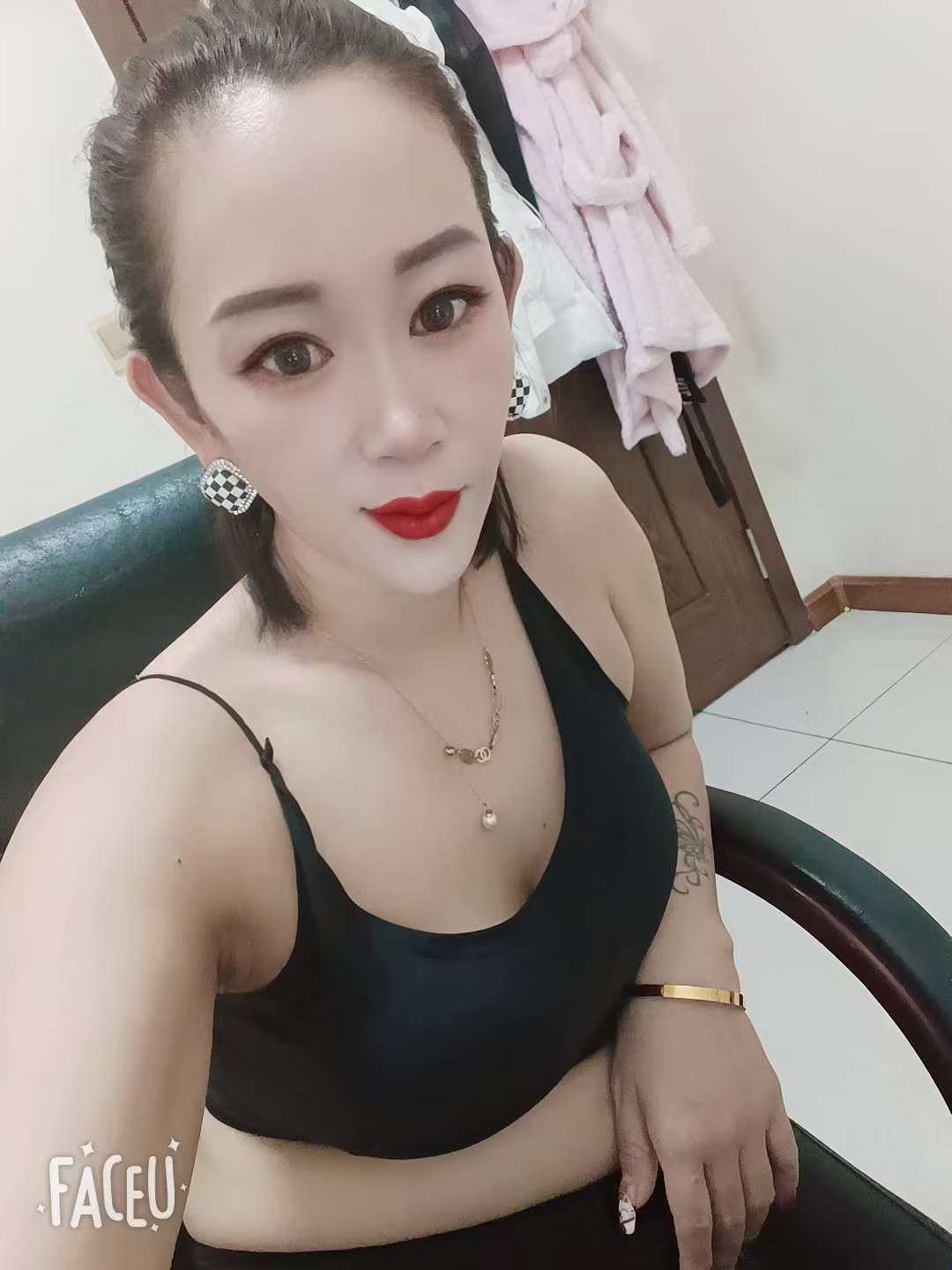 美女漂亮，还玩得开。