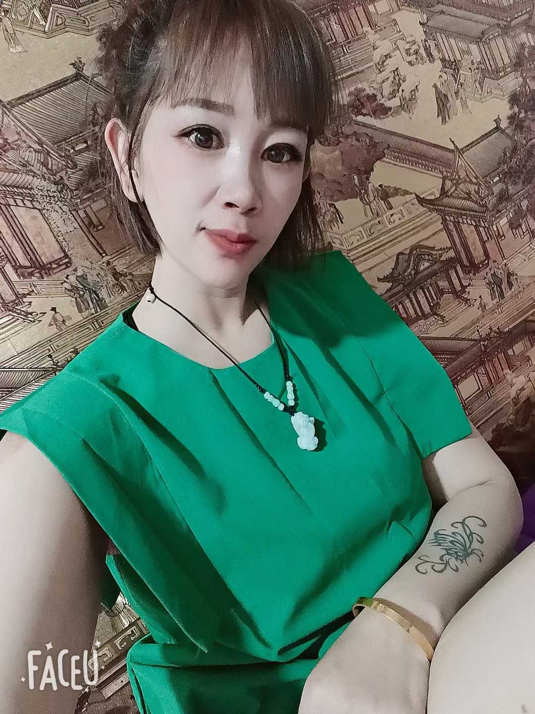 美女漂亮，还玩得开。