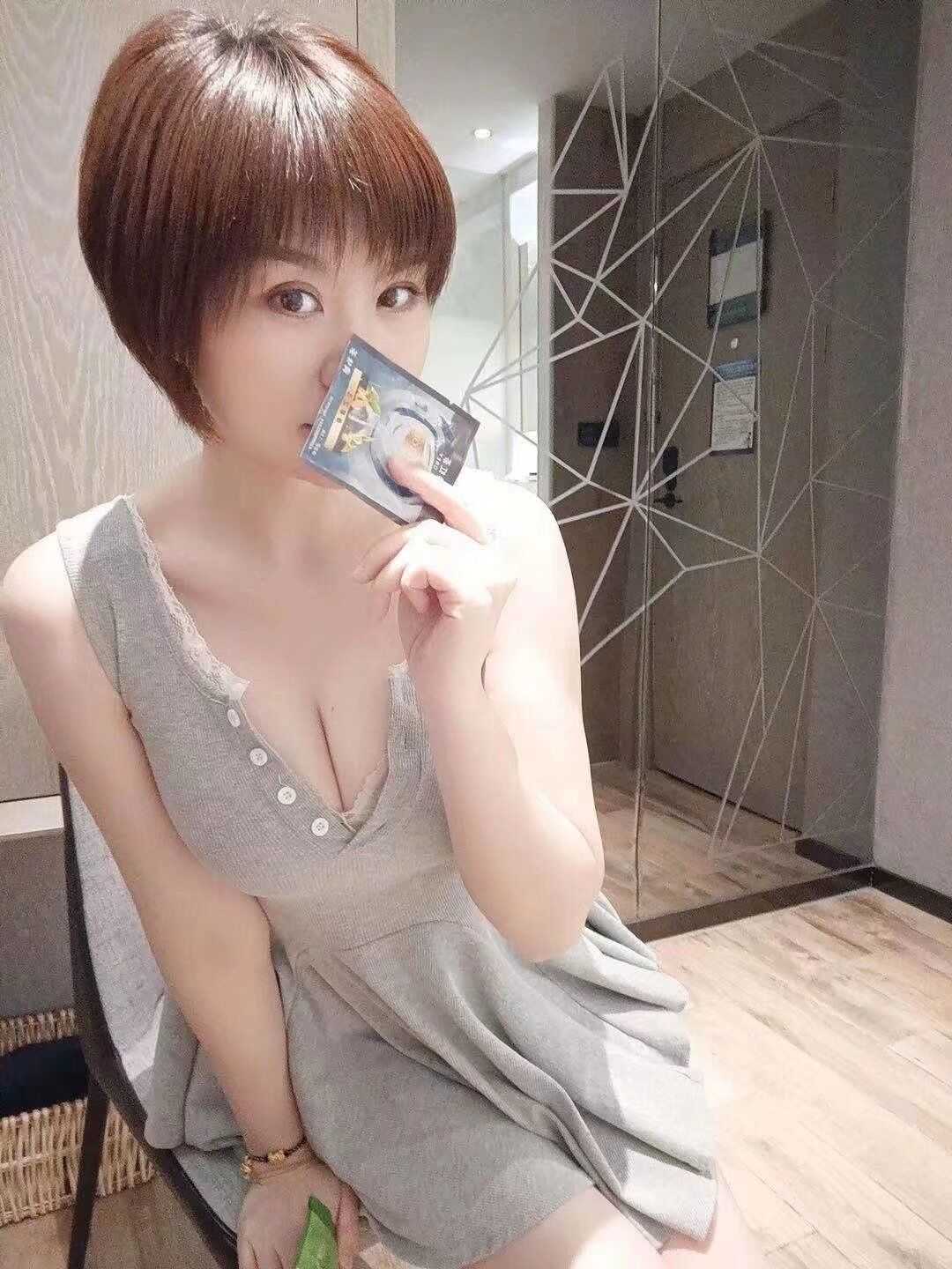 长腿短发妹，胸DH好，风Sao