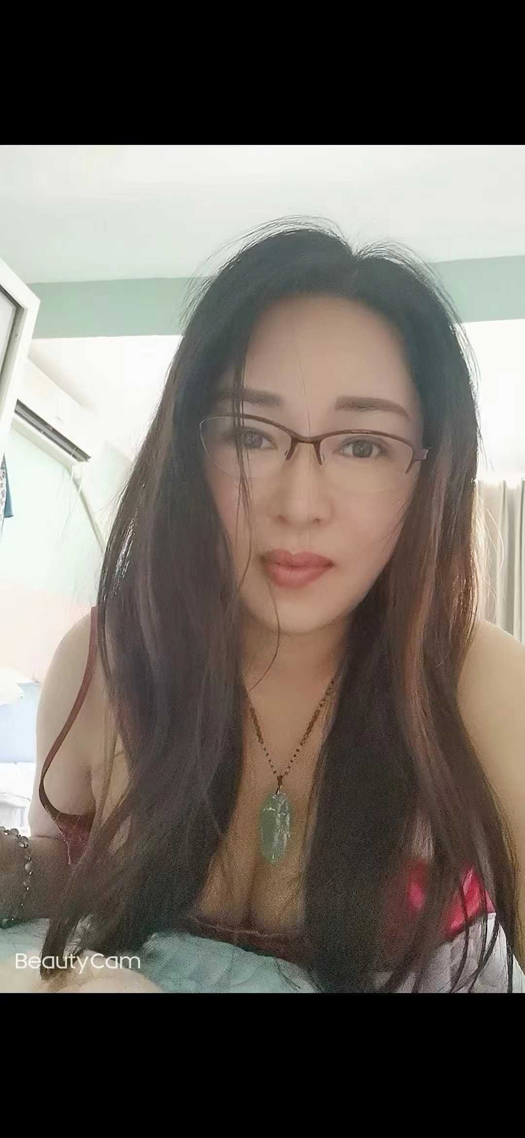 大胸少妇，风情万种