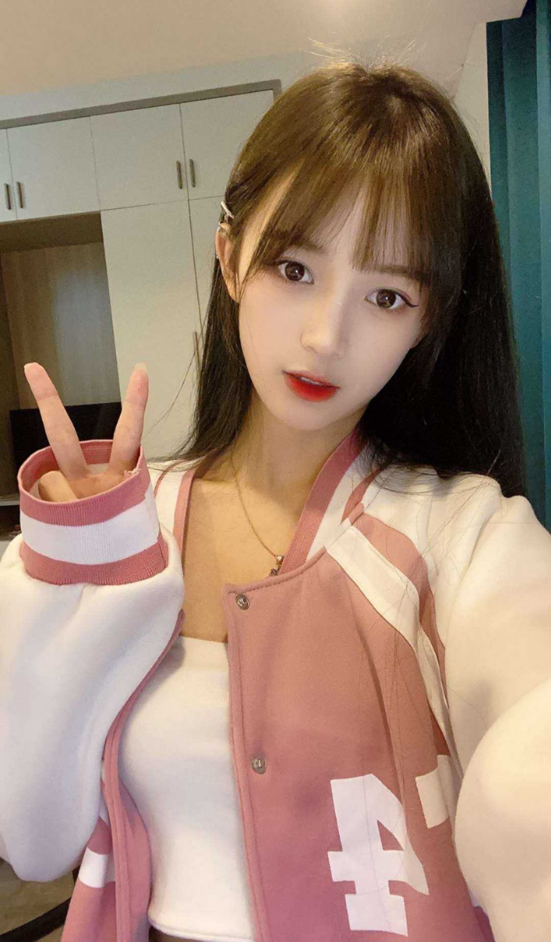 甜美小妹，肤白貌美大长腿