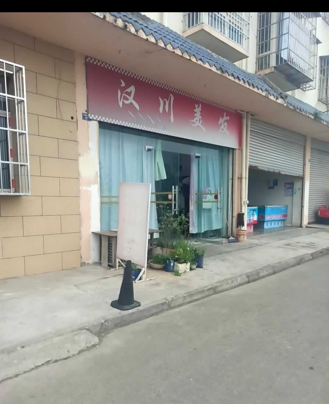 汉源县城的二号安置点，一到晚上就有出来卖的