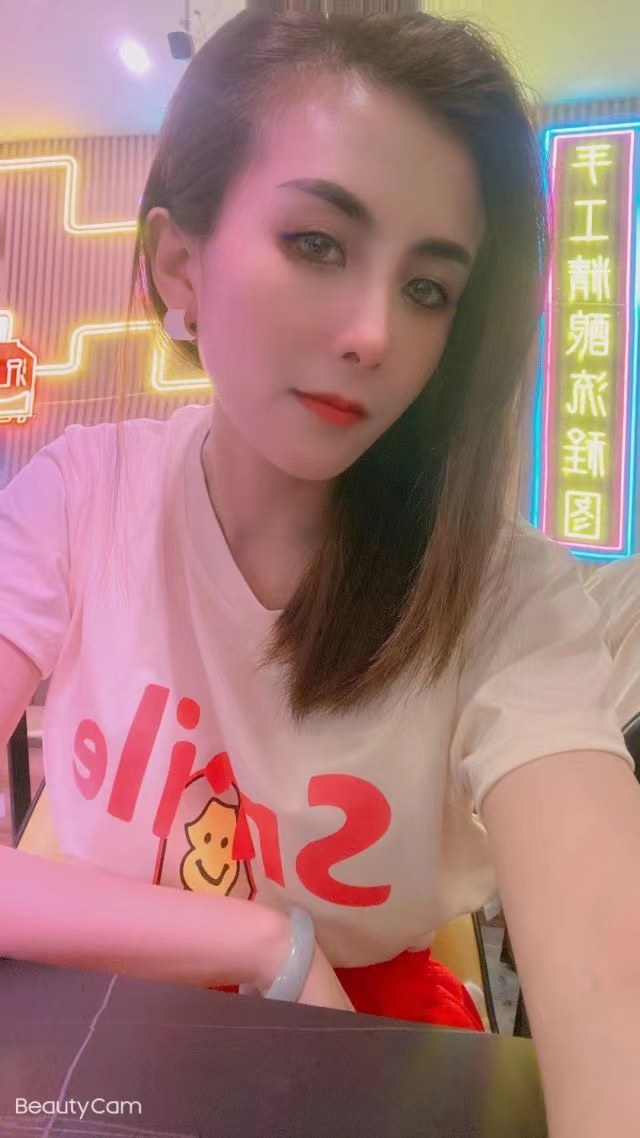 身材较瘦，比较骨感