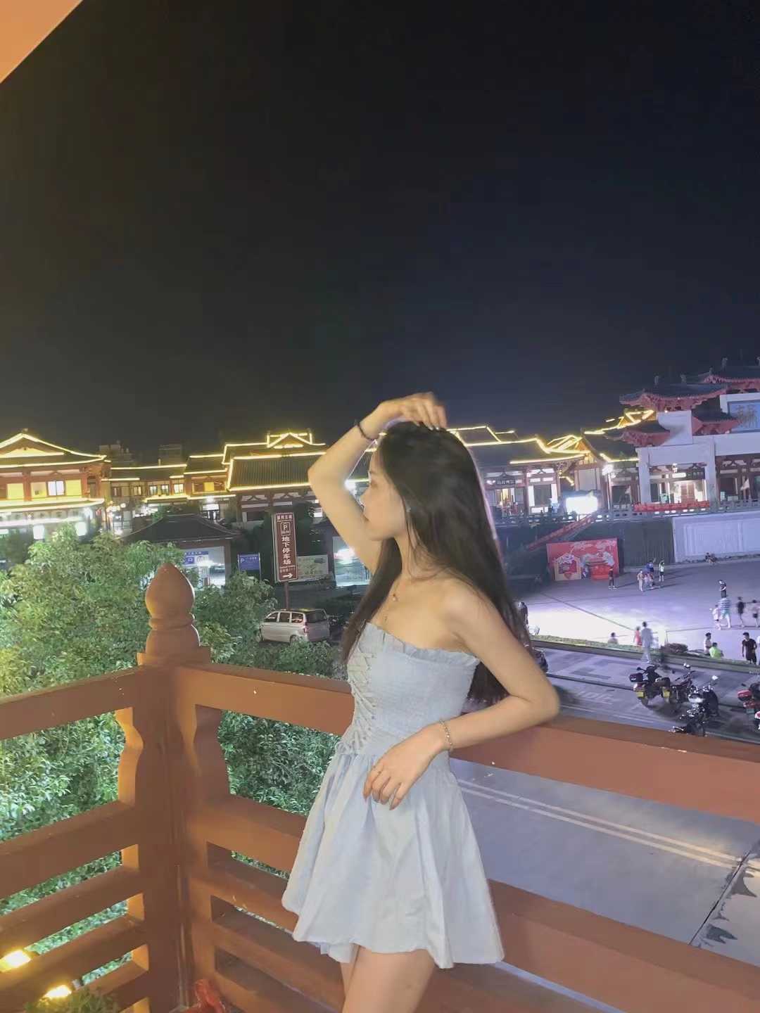 漂亮的长发兼职妹子