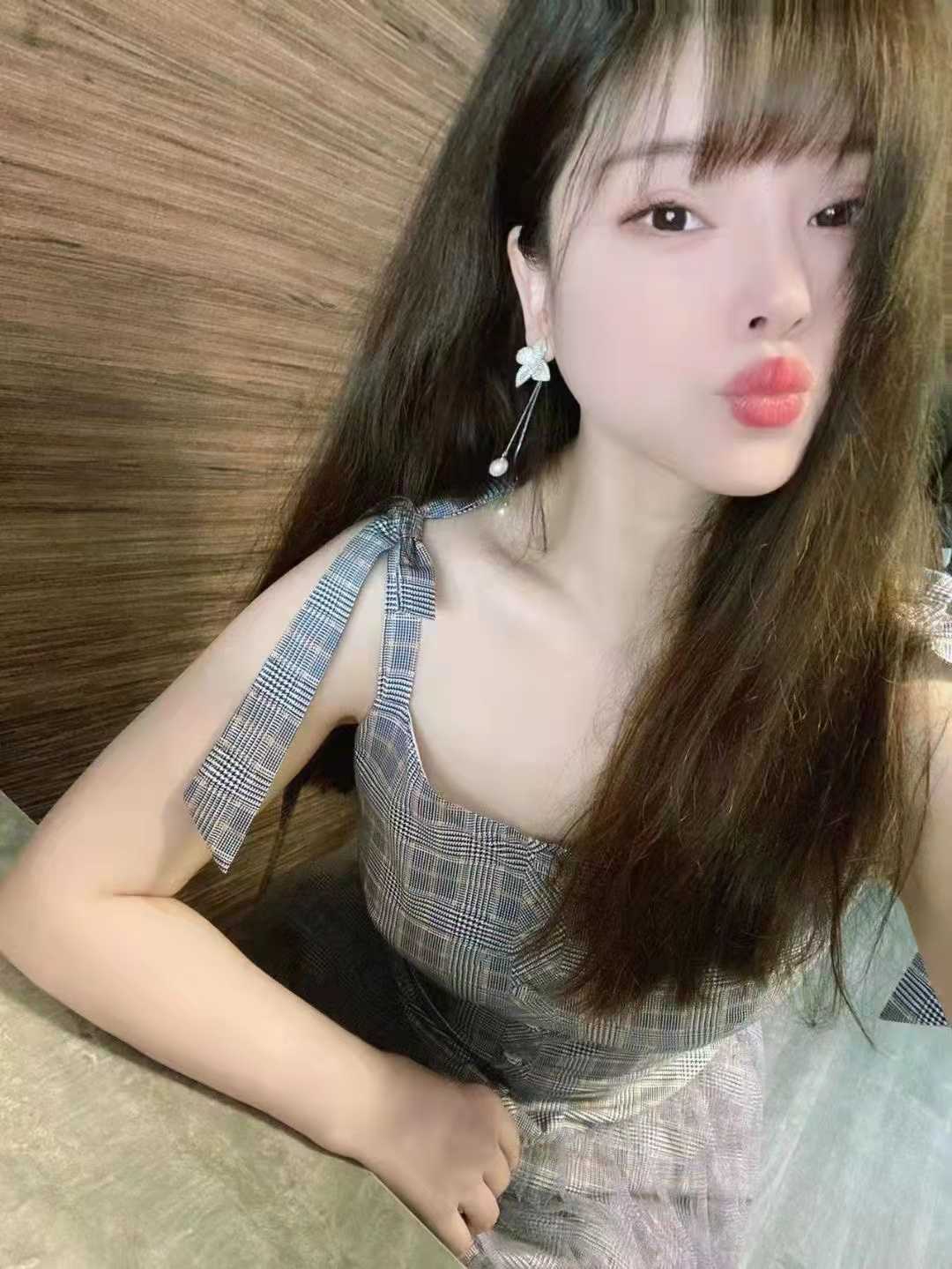 可爱靓丽的白雪妹子