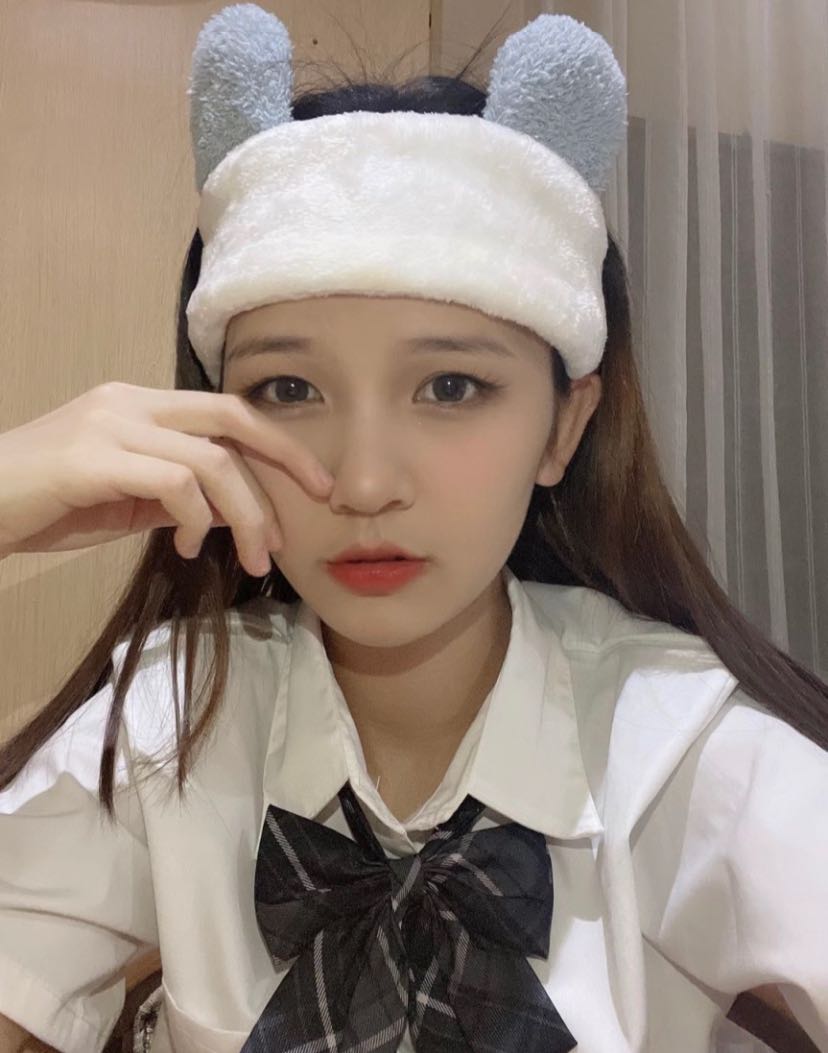 首下海，待客活泼开朗可调教