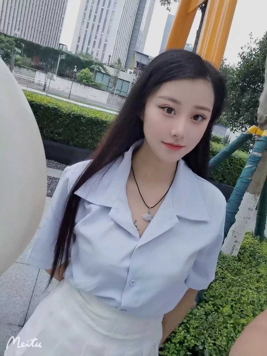 年轻漂亮性价比高的美女