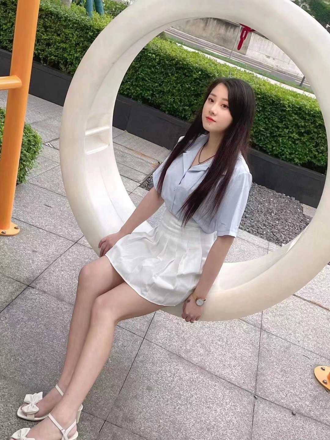 年轻漂亮性价比高的美女