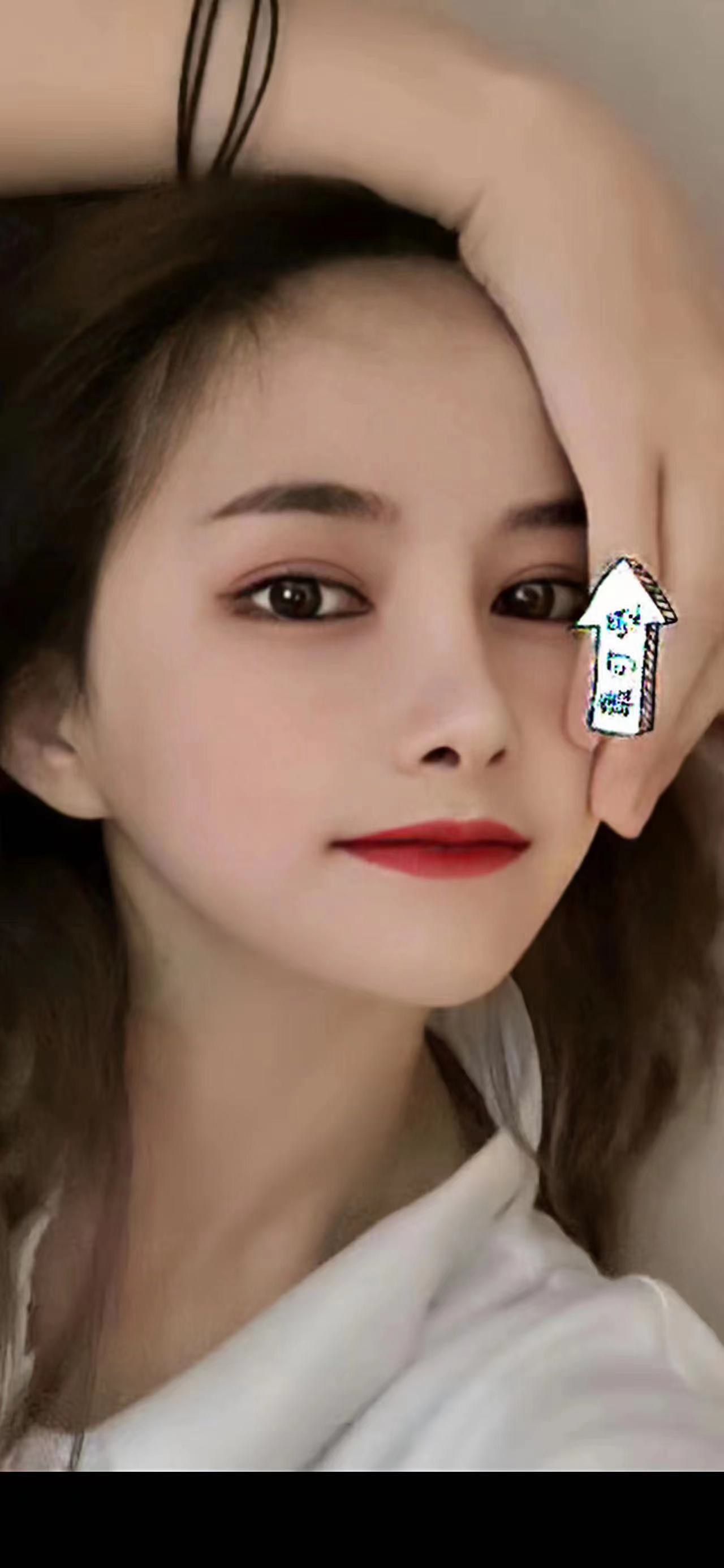 肤白貌美大长腿，姿势随意